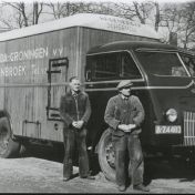 Kenteken: A 24483; Bode J. Groenbroek (rechts) met zijn schoonzoon voor de Ford truck, foto: Collectie Veenkoloniaal Museum (Bo 64)