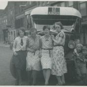Kenteken: A 8313; De NAG bus op het Damsterdiep, Groningen, foto: T. Knol via Historische vereniging Loppersum