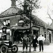 Kenteken: A 11112; Stadskanaal, Unikenstraat, Smederij en rijwielhandel Roossien en de Ford bus van Uuldriks, 1925, foto: Streekhistorisch Centrum Stadskanaal (00018)