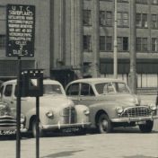 Kenteken: A 48135; Morris Oxford MO, uitsnede foto Utrechts Archief