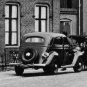 Kenteken: A 13743; Ford, Kloosterburen, Hoofdstraat, 1937-1940, foto: uitsnede 818-7922.jpg