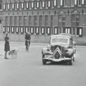 Kenteken: A 13167; Citroën, Martinikerkhof, Groningen, foto: still uit de film "De Commerciële Club Groningen" J. Thie, 1949 coll. GrA (2209-AV0535)