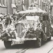 Kenteken: A 15837; Renault, Groningen, Gelkingestraat. Optocht t.g.v. 40-jarig jubileum koningin Wilhelmina 1938 (1785-6091)