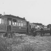 Kenteken: A 34663; Karrier, Groningen, Friesestraatweg: de laatste tram wordt weggebracht naar Kostverloren, 1950 (1785-19099)