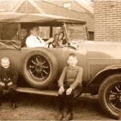 Kenteken: A 18665; Fiat 501 Torpedo, achter het stuur Ben Kerkhof, op de achterbank Ru Kerkhof, op de treeplank Jan en Frans Kerkhof, foto: <a href='https://www.genealogieonline.nl/nazaten-jan-op-de-haar/I896.php?thumba=224029216' target='_blank'>genealogie online</a>