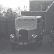 Kenteken: A 16779; Opel, Winschoten, Trekweg, foto: still uit de film "Winschoten, Koopstad van het Oldambt en Westerwolde", 1937-1939 coll. GrA (2209-20766)