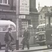 Kenteken: A 17964; Kromhout bus voor het Stadhuis op de Grote Markt, Groningen, 1948, foto: uitsnede 2248-452.jpg; Fotograaf: Fotobedrijf Piet Boonstra