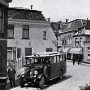 Kenteken: A 8313; Renault, Oude Schans Delfzijl ca. 1925, foto: Foto album oud Delfzijl uitg. 1964 (1769-2024)