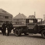Kenteken: A 11266; Burgemeester Schönfeldplein Winschoten: Folgert (links) en Jan Westerhuis met de Stewart, foto: F. Bos 