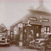Kenteken: A 21023; Pontiac bij de garage van Henderikus A. Lulf aan de Hoofdkade, foto: <a href='http://www.oudterapel.nl' target='_blank'>Website Oud Ter Apel</a>