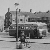 Kenteken: A 32258; Groningen, Kromhoutbus aan de Soendastraat ca. 1950, foto: uitsnede 1785-0341.jpg