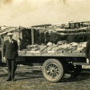 Kenteken: A 17385; Job (l) en Ties Gast voor hun T-Ford, ca. 1931 (2687-0373); Fotograaf: W. F. Pastoor