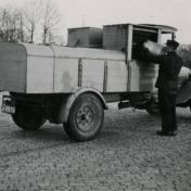 Kenteken: A 11979; D. Oppenkamp bij de Ford vrachtauto, foto uit "Fordwereld" februari 1938 (1769-12970)
