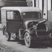 Kenteken: A 11914; De Ford bestelauto van Antko Hoorntje, Appingedam, 1945, uitsnede foto archief Dagblad van het Noorden; Fotograaf: Folkers, E.