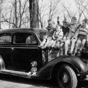 Kenteken: A 31237; Dodge, 1951; Irene, Peter Smid, Wim, Jan en Piet, foto: I. Fellinger-Feddema