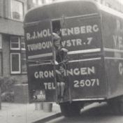 Kenteken: A 18558; Ford, foto: still uit de film "Scenario 10: o.a. verhuizing", Gerard A.B. Frinking, 1940-1949, , coll. GrA (2209-AV22373)