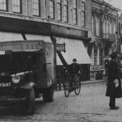 Kenteken: A 7947; Groningen, Tussen beide Markten 1936, foto: uitsnede 1785-26568.jpg