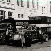 Kenteken: A 11250; Links de Mack A-11250, foto: R. Heersema