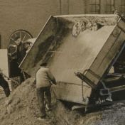 Kenteken: A 38246; Vrachtwagen kiept zand op de tijdelijke dam, uitsnede foto archief Dagblad van het Noorden; Fotograaf: Folkers, E.