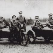 Kenteken: A 13060; Eerste Harley Davidson motoren van de afdeling verkeer, v.l.n.r. agenten J. Snip en J. H. Hakkert, inspecteur H.J. van Dijk, agenten G. Smilde en J. Evenhuis en majoor Braaksma, 1933, foto: archief Dablad van het Noorden (AW2024-242)
