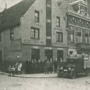 Kenteken: A 15610; Groningen, Gedempte Zuiderdiep, 20-22 1931. V.r.n.l.?, Johan Edzard Henri Jansonius, Roelof Jansonius (1866-1939), boekhouder Stijkel, meesterknecht Meijer (1785-18314)
