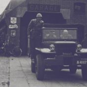 Kenteken: A 41178; Dodge, foto: still uit "Dorpsfilm Loppersum" van J.W.L. Adolfs, 1952, coll GrA (2209-AV14660)