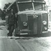 Kenteken: A 29860; Pop Horneman naast de Kromhout, foto: archief W. Mollema