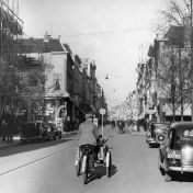 Kenteken: A 10752; Herestraat 1939 tijdens de verbouwing van Hotel Baulig (links) foto: archief W. Mollema