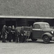 Kenteken: A 4376; Chevrolet, foto: still uit de film "Is Groningen Paraat?" S.J. Bakker, J.M. Heres Diddens-Zegerink ten Rodengate Marissen, 1940, coll. GrA (2209AV0019)