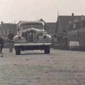 Kenteken: A 15112; Ford Ten, foto: still uit de film "Dorpsfilm Hoogkerk", P. Mulder, 1936-1938, coll. GrA (2209-AV0010)