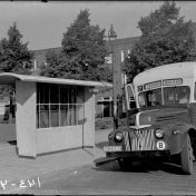 Kenteken: A 12981; Ford bus bij de halte Nassauplein, Groningen, 1950 (2248-1192); Fotograaf: Fotobedrijf Piet Boonstra