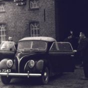Kenteken: A 7243; Ford, foto: still uit de film "Heertjen Ubbes Dijksterhuis bezoekt Amerika, 1950 (1)", H. U. Dijksterhuis, coll. GrA (2209-AV21897)