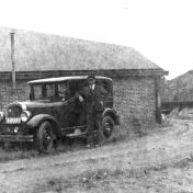 Kenteken: A 8089; Onbekende persoon naast de Chandler van Berend van der Veen, foto: C. van der Veen