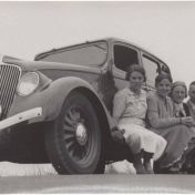 Kenteken: A 22130; Willys 77, Fien de Vogel (met bril) en vrienden onderweg, foto: J. C. Bezemer