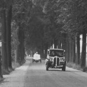 Kenteken: A 21528; Groningen, Peizerweg 1937, Renault Monaquatre garagebedrijf Bockhoudt, foto: uitsnede 1785-1874.jpg