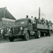 Kenteken: A 29895; Volvo, bevrijdingsfeest Biessum Uitwierde, 1948 achter de boerderij van Groothof, foto: D.K. Visser