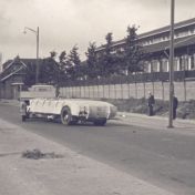 Kenteken: A 30765; Ford A met speciale afgesloten aanhangwagen voor slachtafval, foto: still uit de film "De Groningsche reinigingsdienst voorheen en thans", C.R. Tiddens, 1936-1949 coll. GrA (2209-AV0061)