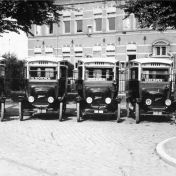 Kenteken: A 8199; Ford bussen A-8197, A-8199, A-8198, A-8196 en A-8547, foto: archief W. Mollema