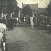 Kenteken: A 39282; Citroën TA, foto: still uit de film "Tocht Ouden van Dagen gemeente Termunten", Friedel Tahl, Foto Modern Winschoten, 06-1952, coll. GrA (2209-AV7016)