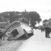 Kenteken: A 36240; De Kromhout bus in de berm bij Engelbert, 20-06-1952 (2248-2909); Fotograaf: Fotobedrijf Piet Boonstra