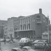 Kenteken: A 4251; Groningen, Grote Markt Oostzijde met studentensociëteit Mutua Fides, 1955 (2248-5937); Fotograaf: Fotobedrijf Piet Boonstra