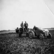 Kenteken: A 46033; Ford Dearborn met ‘tractorjas’ en sproeimachine, foto: J. Wagenaar