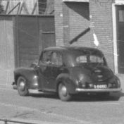 Kenteken: A 6860; Vauxhall Wyvern, Groningen, Petrus Campersingel, 1952, foto: uitsnede 2248-2765.jpg; Fotograaf: Fotobedrijf Piet Boonstra