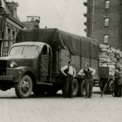 Kenteken: A 34613; GMC truck Oosterhaven Groningen, links Noorman jr. rechts Noorman sr. foto: collectie Veenkoloniaal Museum (Bo 216)