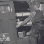 Kenteken: A 47511; Ford, foto: still uit de film "Onstwedde paraat" G. Molenaar, A.C.F.O., 1955 coll. GrA (2209-AV11306)