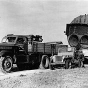 Kenteken: A 27499; Willys Jeep, bij het vervoer van een zware stoomketel, september 1947, foto: archief PAX