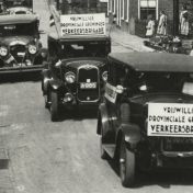 Kenteken: A 985; Chevrolet bij de optocht van de vrijwillige provinciale Groninger verkeersbrigade, 1930, foto: <a href='https://www.flickr.com/photos/michielverburgh/50904962437/in/photostream/' target='_blank'>flickr</a>