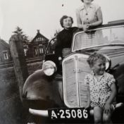 Kenteken: A 25086; DKW met de familie Vredevoogd, ca. 1954, foto: A. Vredevoogd