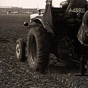 Kenteken: A 48930; Renault, foto: Still uit GAVA-film AV2303