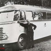 Kenteken: A 32051; Chauffeur Geert Smedes naast de DAF ca. 1950, bron: <a href='http://www.openbaarvervoerinboskoop.nl' target='_blank'>Openbaar vervoer in Boskoop</a>